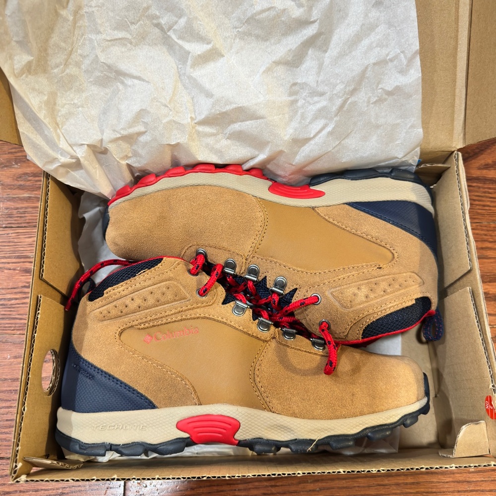 Columbia Newton Ridge Suede Boots - Tan and Black
